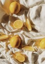 Vibrant Lemons on Textured Fabric Plakat Plakat / 70x100cm