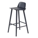 Muuto Nerd barstol 75 cMed fotstøtte i metall   Midnight Blue