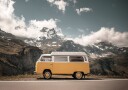 Yellow Van Against Of Mountains Plakat Plakat / 100x150cm
