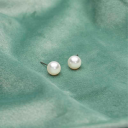 Blomdahl Øredobber i Medisinsk Titan med Hvit Swarovski Krystallperle 8 mm