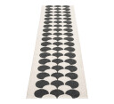 Pappelina Poppy matte sort vanilje 70x250 cm
