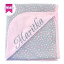 Babyteppe med barnets navn på med rosa hjerter