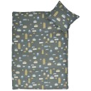 By Mats Sengetøy til baby 70x100 cm - Grønn med flere hus - 100% bomull
