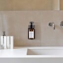 Veggmontert såpedispenser i glass – Amber & Black