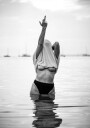 Feminist Middle Finger BW Plakat Plakat / 100x150cm