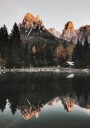 Reflection of Serenity House by the Mountain Lake Plakat Plakat / 50x70cm