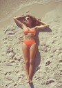 Retro Nostalgic Summer Girl Lying on Beach Plakat Plakat / 30x40cm