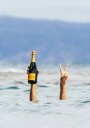 Woman With Wine in Beach Plakat Plakat / 50x70cm