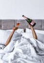 Woman Champagne in Bed Plakat Plakat / 40x50cm