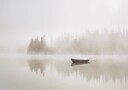 Solitary Boat on a Foggy Lake Plakat Plakat / 40x50cm