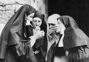 Rebellious Nuns Black and White Smoking Nuns Plakat Plakat / 70x100cm