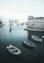 Boats With Views of Puglia Plakat Plakat / 100x150cm