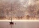 Misty Morning Sailboat Plakat / 50x70