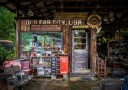 Old Junkyard Entrance Plakat / 100x150