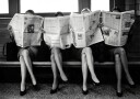 Women Reading Newspapers Plakat Plakat / 50x70cm