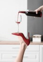 Pouring Red Wine Heels Plakat Plakat / 70x100cm