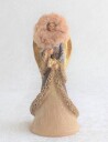 Engelfigur Emilie med pelskledd hette og gull vinger