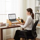 Bambus laptopstativ med sidehyller – ergonomisk design