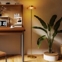 LED gulvlampe – varmt 3000K lys messingfinish fotbryter