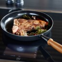 Le Creuset Støpejernspanne med Trehåndtak 28cm Matte Black