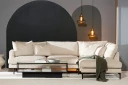 Menard 4 seters Høyrevendt L formet Sjeselongsofa + Fotskammel i Manchester   Beige
