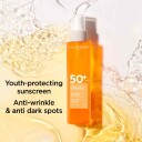 Clarins Glowing Sun Care Mist SPF50+ 150 ml Lysende Solspray med Svært Høy Beskyttelse