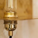 90° Vegglampe med Hylle Messing