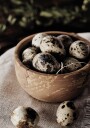 Quail Eggs in Rustic Wooden Bowl Plakat Plakat / 21x30cm