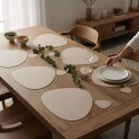 Sett med 6 bordbrikker og  underlag i kunstskinn – vendbare