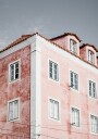 Pink Building in Lisbon Plakat Plakat / 40x50cm