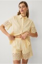 Ellos Collection Shorts med broderie anglaise Gul