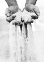 Sand Falling From Hands B&W Plakat Plakat / 21x30cm