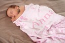 Babyteppe med eng og navn.  Marineblå eng