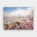 Lerretsbilde 70x100 cm Vakker utsikt over Paris med Eiffeltårnet omgitt av blomstrende kirsebærtrær Rosa / Blå / Grønn