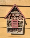 Hage stort Insekts hotell  i rødt fra Arnøy