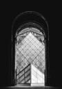Musée du Louvre Pyramid Black & White Plakat Plakat / 70x100cm
