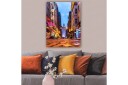 Lerretsbilde 70x100 cm Livlig bybilde med Galatatårnet som hovedfokus i en smal gate Blå / Oransje / Lilla