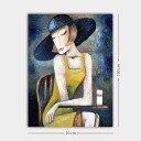 Lerretsbilde 70x100 cm Kvinne i gul kjole sitter ved et bord med en hvit kopp iført en stor svart hatt Gul / Svart / Blågrønn