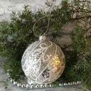 Julekule i matt sølv med hvit ornament og sølvpaljetter