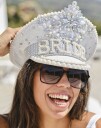 Glamorøs Hvit Bride Kapteinhatt med Perler og Iriserende Stener