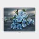 Lerretsbilde 70x100 cm Bukett med lyseblå blomster som ligger på en mørk overflate Lys blå / Grønn