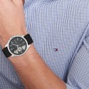 Tommy Hilfiger Herreklokke i stål med sort skinnrem