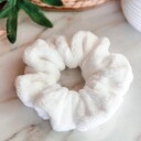 Hårscrunchie i fuskepels Hvit