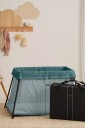 Babybjörn Light Reiseseng Med Stretchlaken Mørkegrønn