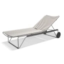 Houe Click Adjustable chaise longue Muted white. Frame: Grey