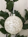 Stor julekule creamefarget med perler og glitter