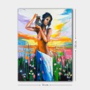 Lerretsbilde 70x100 cm Kvinne som bærer en potte omgitt av blomster og en fargerik himmel ved solnedgang Oransje / Blå / Grønn