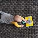 TAF Toys Tummy-Time Bok