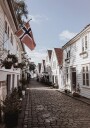 Cozy Street in Norway Plakat Plakat / 100x150cm