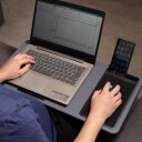 Laptopstativ for sengen med pustende design